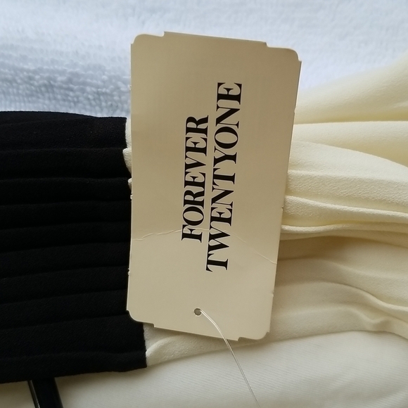 NWT Forever 21 women's cream/black pleated dress size medium - Picture 6 of 10